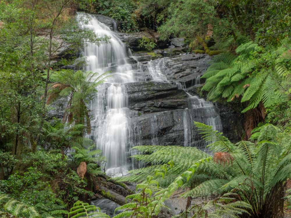 #BUCKETLIST Alert! The Great Ocean Road in #Australia definitely earns a spot on your list with these awesome coastal views and waterfalls. Plan your trip w/ this guide>> wayfaringviews.com/great-ocean-ro… @melbourne #roadtrip