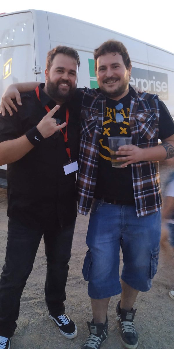 Aquí dejo una foto del pasado Festivaldepeñas 2019 con mi amigo Luis (<a href="/lukedivan/">Luke Diván</a>), cantante de <a href="/brand_new_brain/">Brand New Brain</a> y técnico de sonido de BNB Estudio - <a href="/luis_tecsonido/">BNB Estudio</a> (donde he grabado mis dos nuevas canciones).

Os iré informando cuando disponga de los nuevos temas.

¡Un saludo!