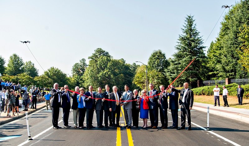 PtreeCorners's tweet photo. A drone-flying ribbon cutting kicked off the celebration of @PtreeCorners new @CuriosityLabPTC, a 1-5-mile real-world testbed for #IoT technologies. Lt. Gov. #GeoffDuncan, other state, county and city leaders were on hand at morning event. https://t.co/yZdjFjVFwh