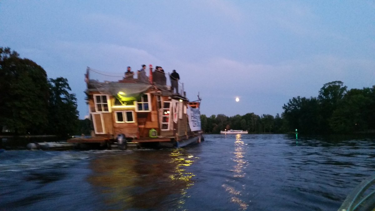 GardenSabot's tweet photo. Die @AnarcheB hat gerade eine runde durch die Rummelsbucht gedreht und Solidarität mit bedrohten Projekten vom aus Wasser gezeigt!
Egal ob Strasse, Wasser oder Land, wichtig ist der Widerst(r)and!
@padowatchblog
#wirbleibenalle #widerstrand #tumalwat #besetzen #solidarity https://t.co/YYVKR9acba