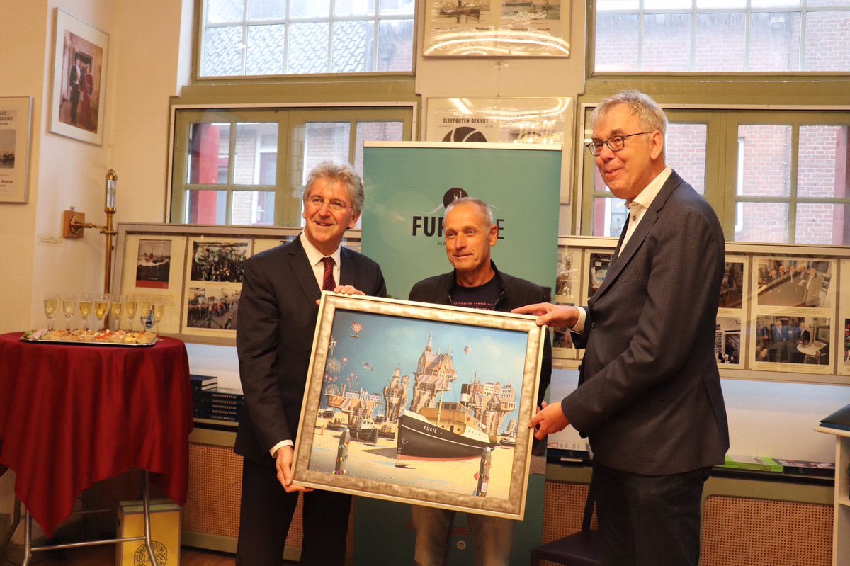 Vandaag het eerste aandenken voor de 40e Furieade overhandigd aan de grootste sponsor de gemeente Maassluis. Een grandioos werk van Bas Verkade over 40 jaar Furieade. Voor meer informatie Furieade.nl/nieuws @ErvaarMaassluis <a href="/Gem_Maassluis/">Gemeente Maassluis</a> <a href="/Sleepvaartmuseu/">Nat. Sleepvaart Museum</a> <a href="/sleepboothaven/">Sleepboothaven</a>