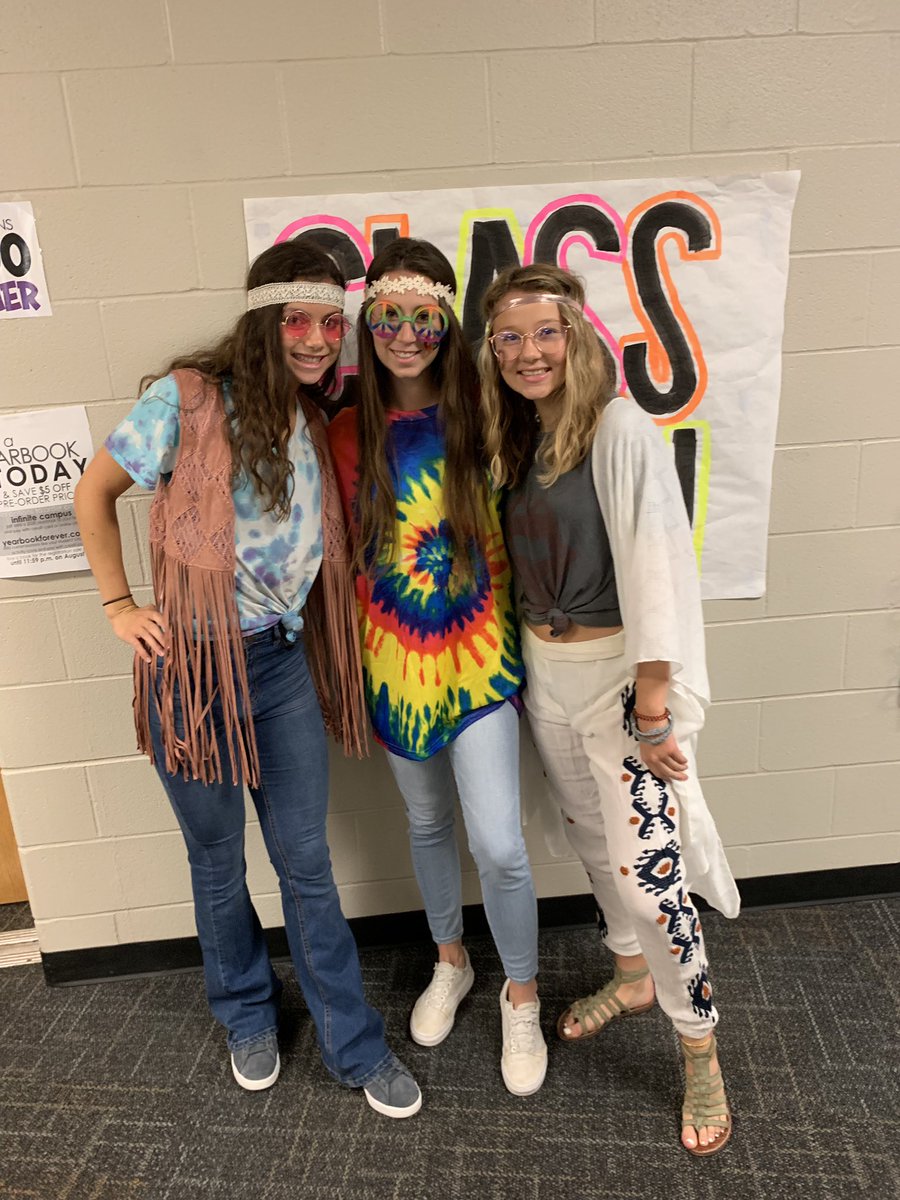 distef12's tweet photo. Hip hippie hooray for spirit week🤩🤪😎 @SOUTH_STUCO #phshoco19 https://t.co/tkh6r2NeZp