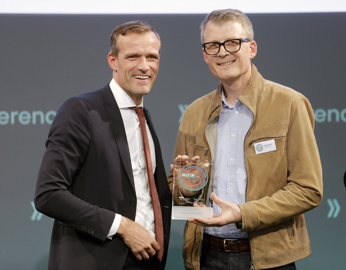 DeutschePostDHL's tweet photo. Gewonnen🎉🌿Unser #Streetscooter gewinnt den BEST OF mobility-Award 2019 in der Kategorie: „Alternative powered commercial vehicles“. Dr. Martin Koers von @vda_online gratuliert Jörg Sommer von @StreetScooter_ #Bestofmobility #IAA2019 #eMobility #ZeroEmissions2050 https://t.co/Y64jcrQOOx