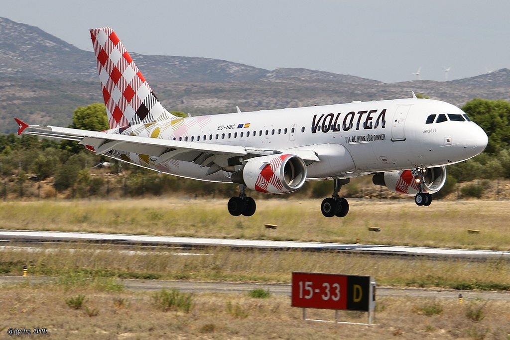 hydra_66's tweet photo. Bonne soirée avec #Avollo11 de #Volotea à #PerpignanPGF  EC-NBC🇪🇸 https://t.co/MPOQ0yrSa9