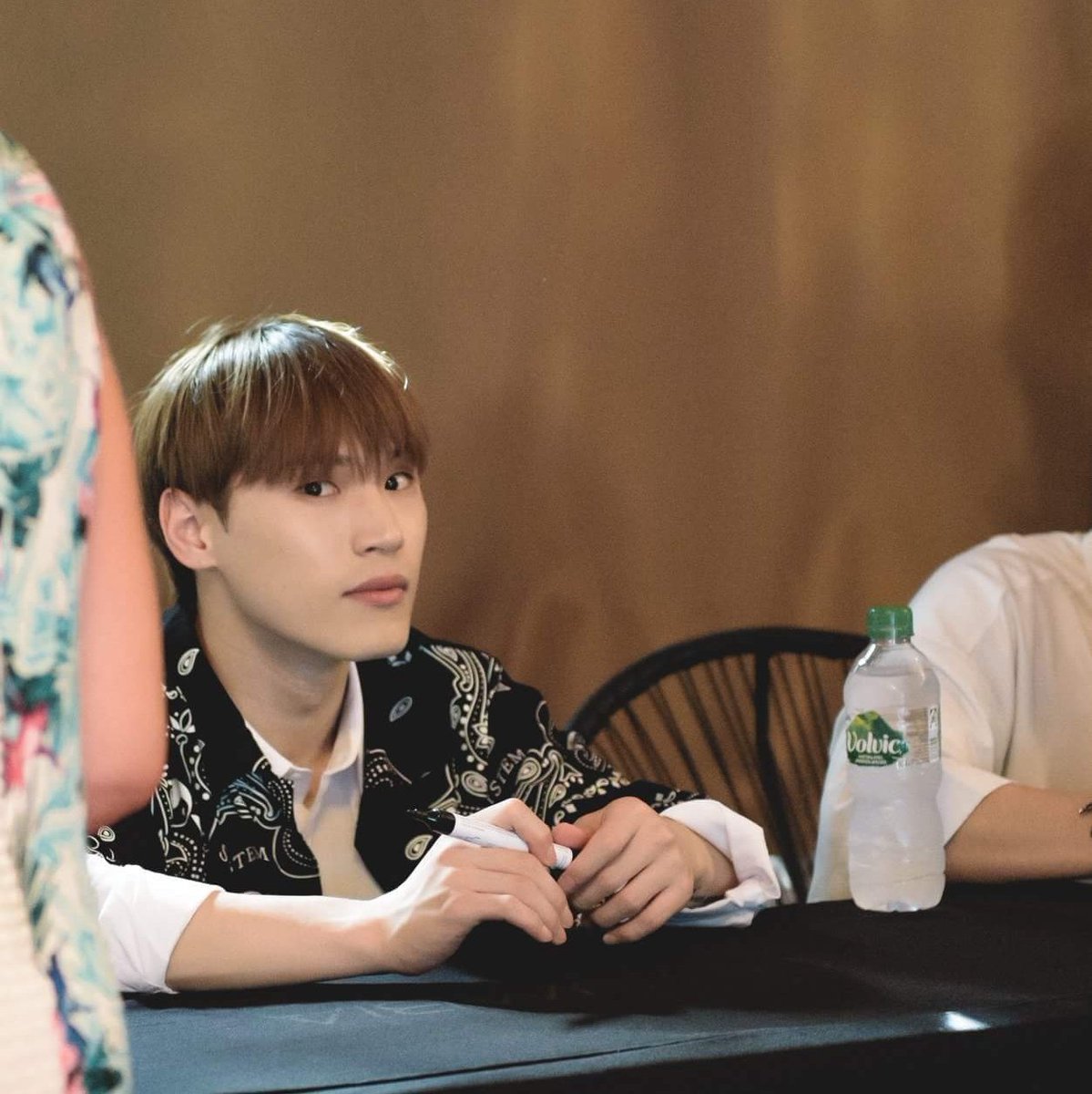 lqjeonguk's tweet photo. he looks so smol at the giant table 🥺❤ https://t.co/kpCGZLEZDo