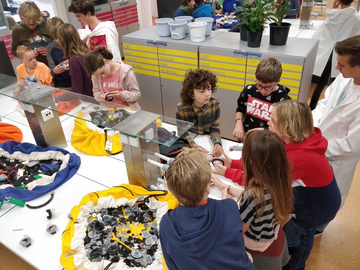 PinktotheFuture's tweet photo. Teaching these children on HML to engineer and how to work in a team. 🤖🥳 #pttf #ftc #firsttechchallenge #robotinoneweek #omgrobots #pink https://t.co/KzV1JyfR2Z