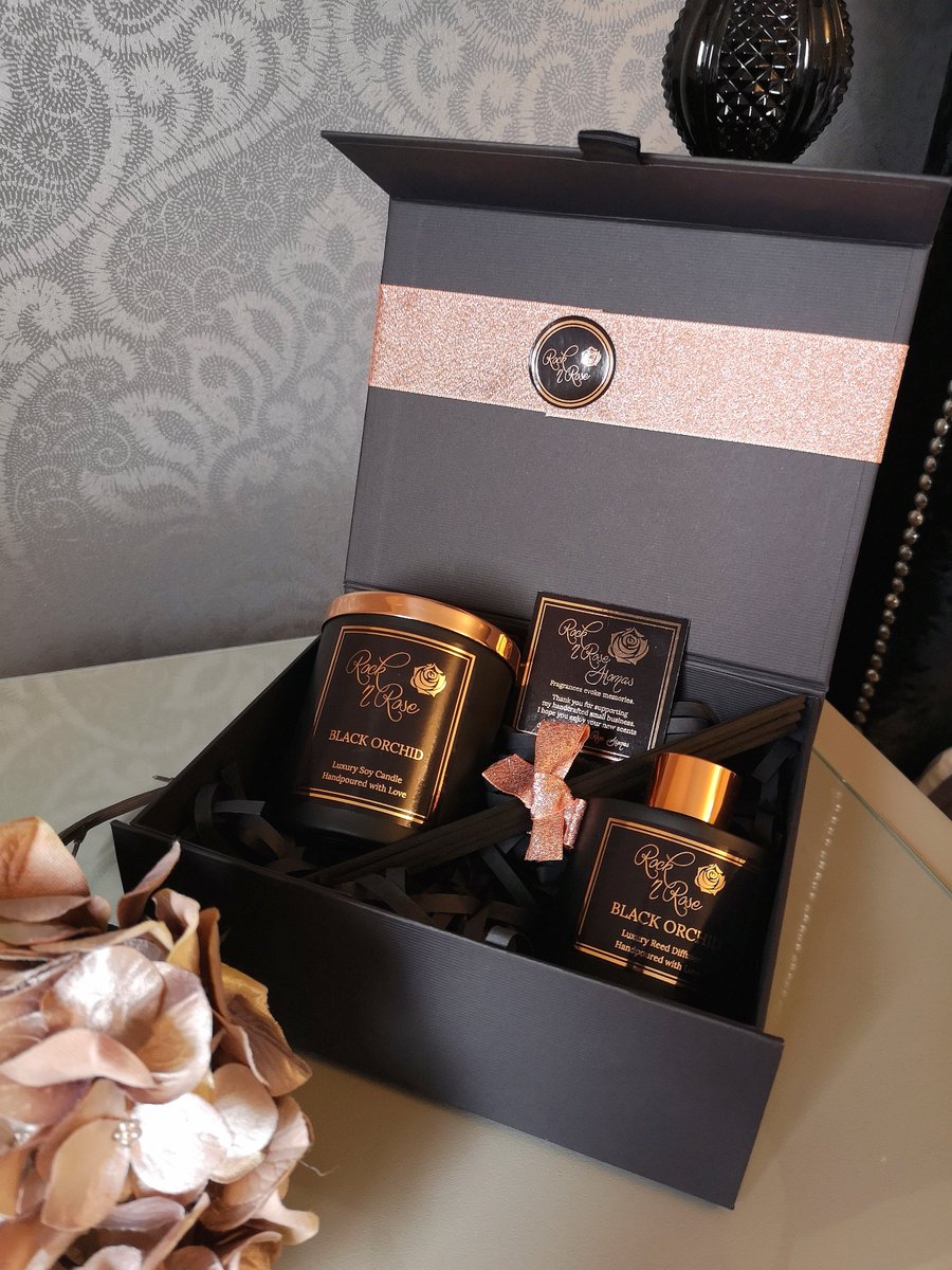 n_aromas's tweet photo. @HandmadeHour good evening! My name's Kelly and I run a luxury home fragrance company, Rock n Rose Aromas. We make soy candles, reed diffusers, wax melts, liquid hand soaps and lotions, in a range of beautiful scents and stunning packaging. #HandmadeHour #gift #luxuryfragrances https://t.co/KwWHftY7jC