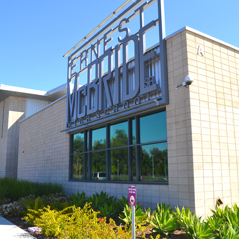 MIA_Masonry's tweet photo. The aesthetic feature that visually ties Ernest Mcbride High School together is the use of the #CMU stack bond pattern complemented with corrugated metal panels and deep overhangs which protect the windows from southern exposure. 🏫
@LPAinc @HenselPhelps #Angelusblock #Masonry https://t.co/eS03hKPcHC