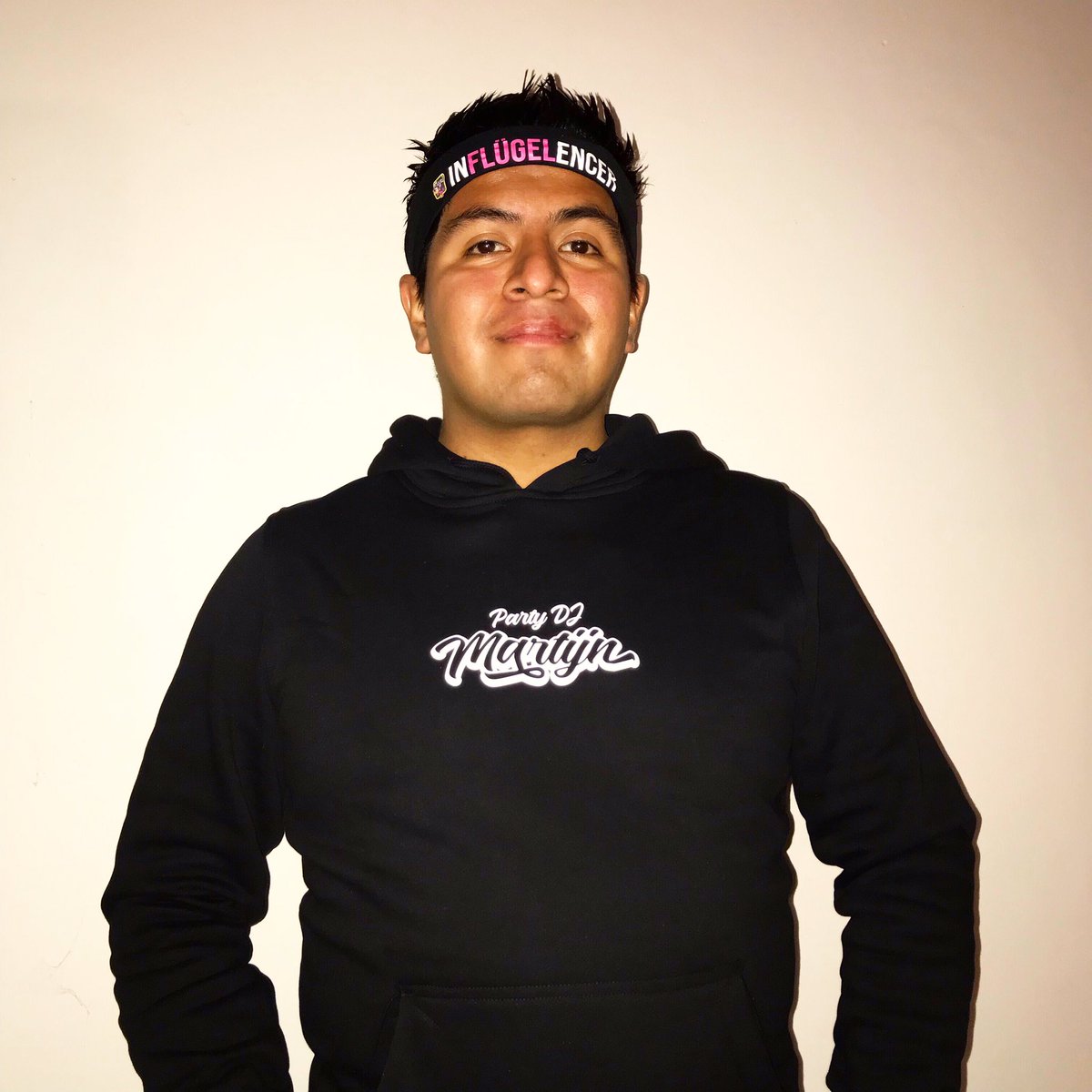 “Koop je ook zelf wel eens kleren?” Nou nee. We zitten er deze weer warmpjes bij dankzij de heren van <a href="/Poarfavor/">Poar favor</a> #KrijgDeKleren #PoarNeenm #HandenVoorBier vanavond <a href="/twisterPoelestr/">Twister Groningen</a>  #EnDaarGaatWeerEenDoosjeFlügel <a href="/BPMbookings/">BPM Bookings</a>