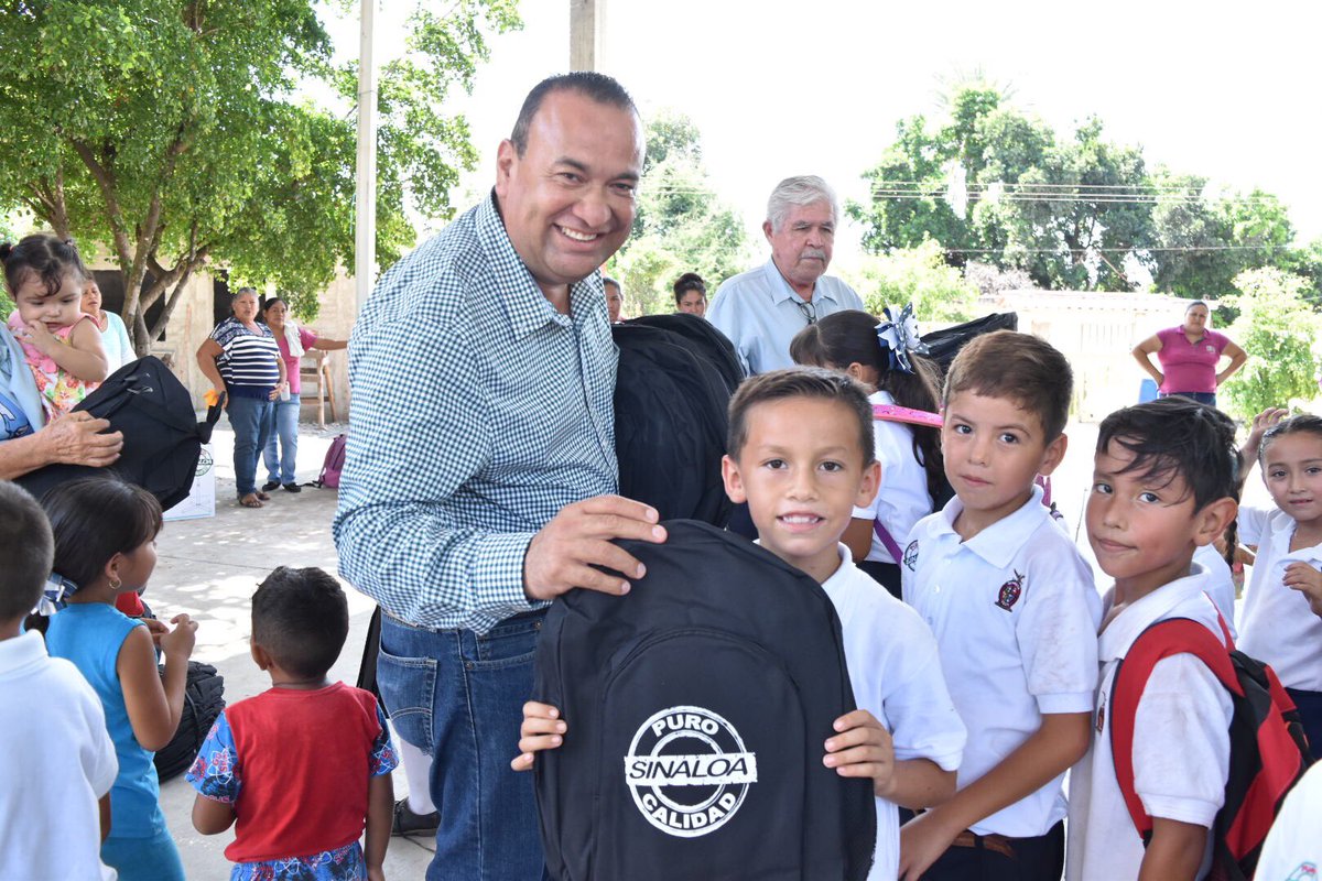 GeovaniEscobar's tweet photo. Llegamos a la comunidad de El Roble a entregar mochilas “Puro Sinaloa”, en la escuela primaria Hernán Cortés; gratificante ver contentos a los niños y niñas de nuestro municipio. #ElotaEresTúSomosTodos #ElotaEsPuroSinaloa https://t.co/6YtRhBAlyq