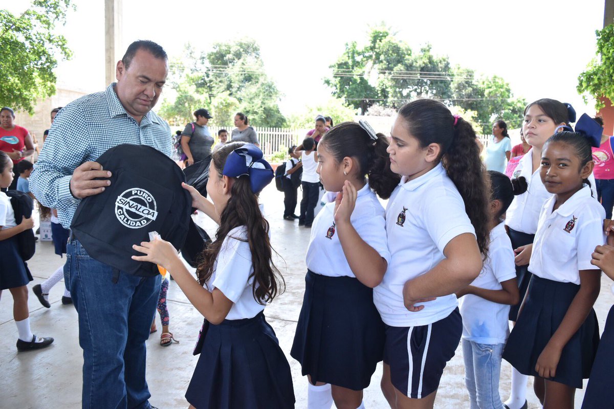 GeovaniEscobar's tweet photo. Llegamos a la comunidad de El Roble a entregar mochilas “Puro Sinaloa”, en la escuela primaria Hernán Cortés; gratificante ver contentos a los niños y niñas de nuestro municipio. #ElotaEresTúSomosTodos #ElotaEsPuroSinaloa https://t.co/6YtRhBAlyq