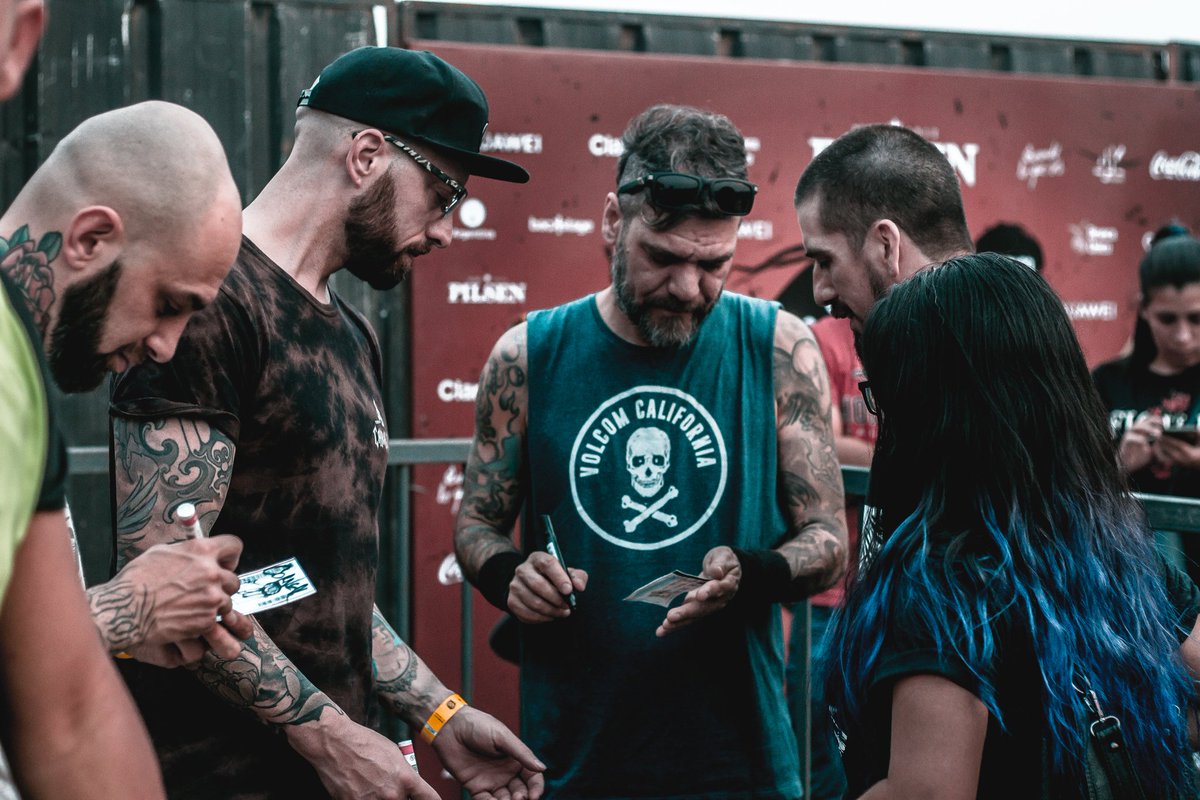 CarajoPy's tweet photo. Más imágenes de lo que fue la firma y venta del álbum #BEHR de @Carajoweb en el #CRPY19 🇵🇾

📷: Lucca Salinas
https://t.co/9jQiXNRX2f https://t.co/xooQDkn78p