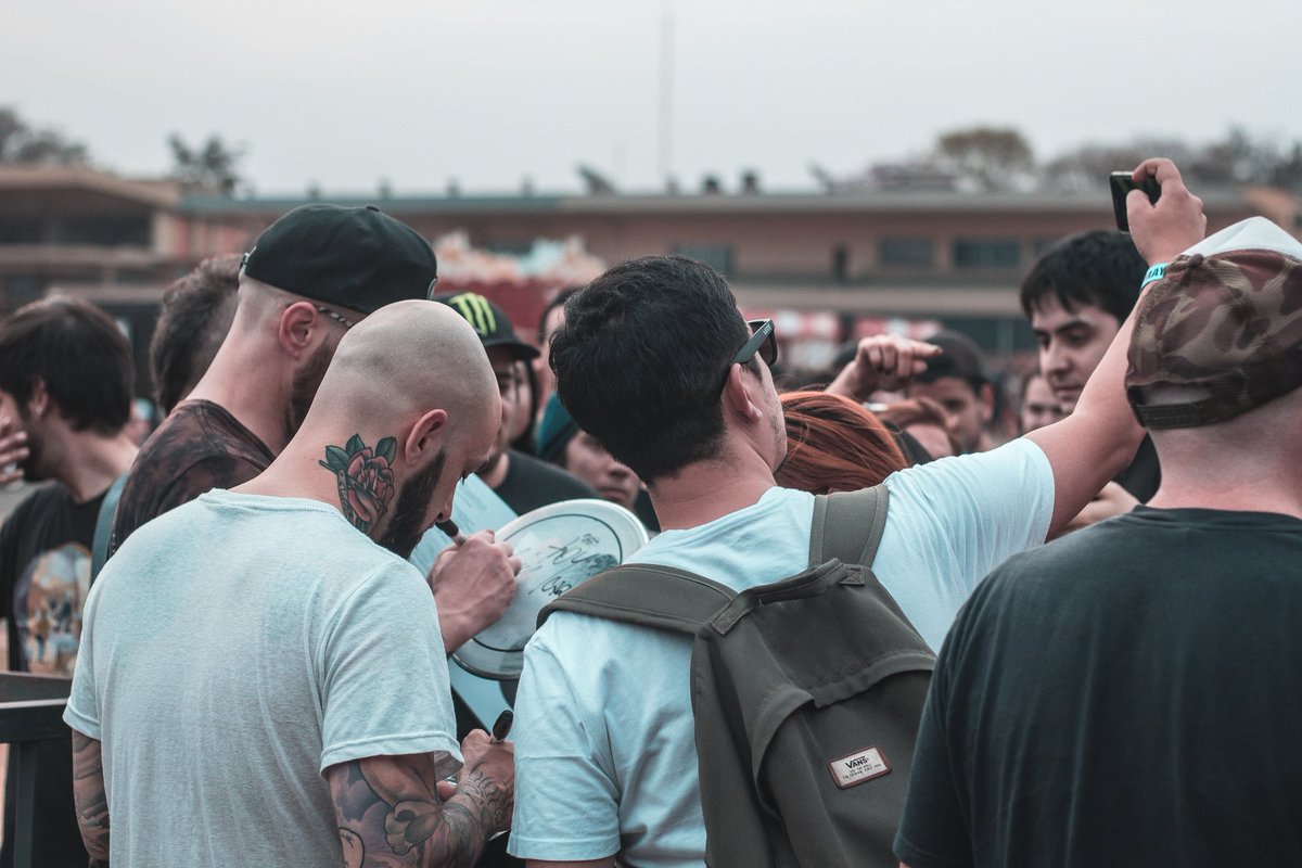 CarajoPy's tweet photo. Más imágenes de lo que fue la firma y venta del álbum #BEHR de @Carajoweb en el #CRPY19 🇵🇾

📷: Lucca Salinas
https://t.co/9jQiXNRX2f https://t.co/xooQDkn78p