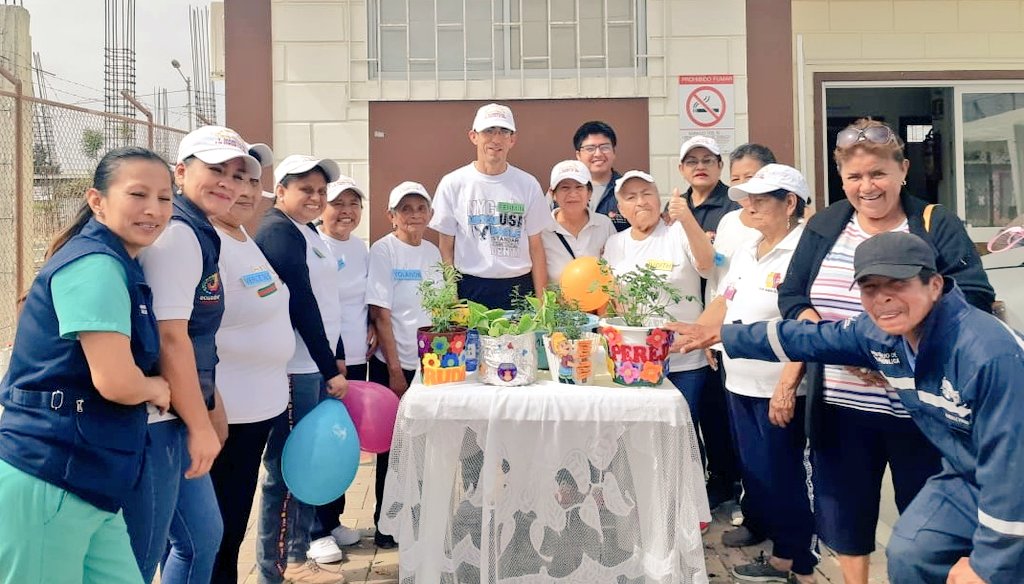 DPS_LosRios's tweet photo. #SantaElena | Puesto de Salud 5 de Junio de #LaLibertad, realizó actividad junto a Club de Adultos Mayores, usando material reciclado para elaboración de macetas, que serán usadas en Huerto Medicinal de la unidad y premiando creatividad de los usuarios. ♻️

#MSPdeTodosyParaTodos https://t.co/QxiINGdu4a