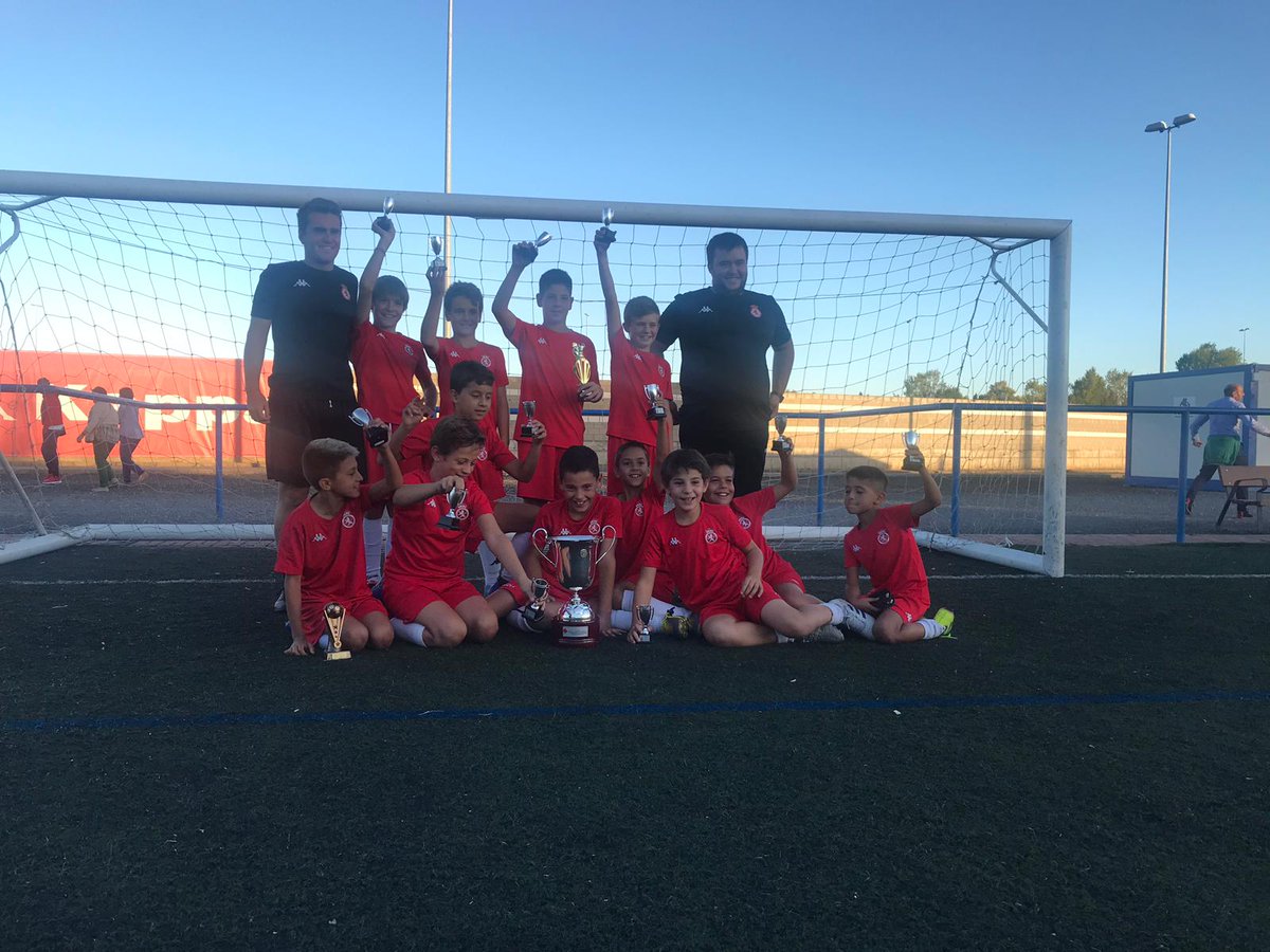Esta tarde los componentes del Benjamín A que fueron campeones del Sector Regional la temporada pasada, recibieron unas minis réplicas de la 🏆Copa de campeones🏆, acto en el que estuvieron acompañados por los jugadores del Primer Equipo Dioni, Gudiño, Luque y Roberto Carlos.