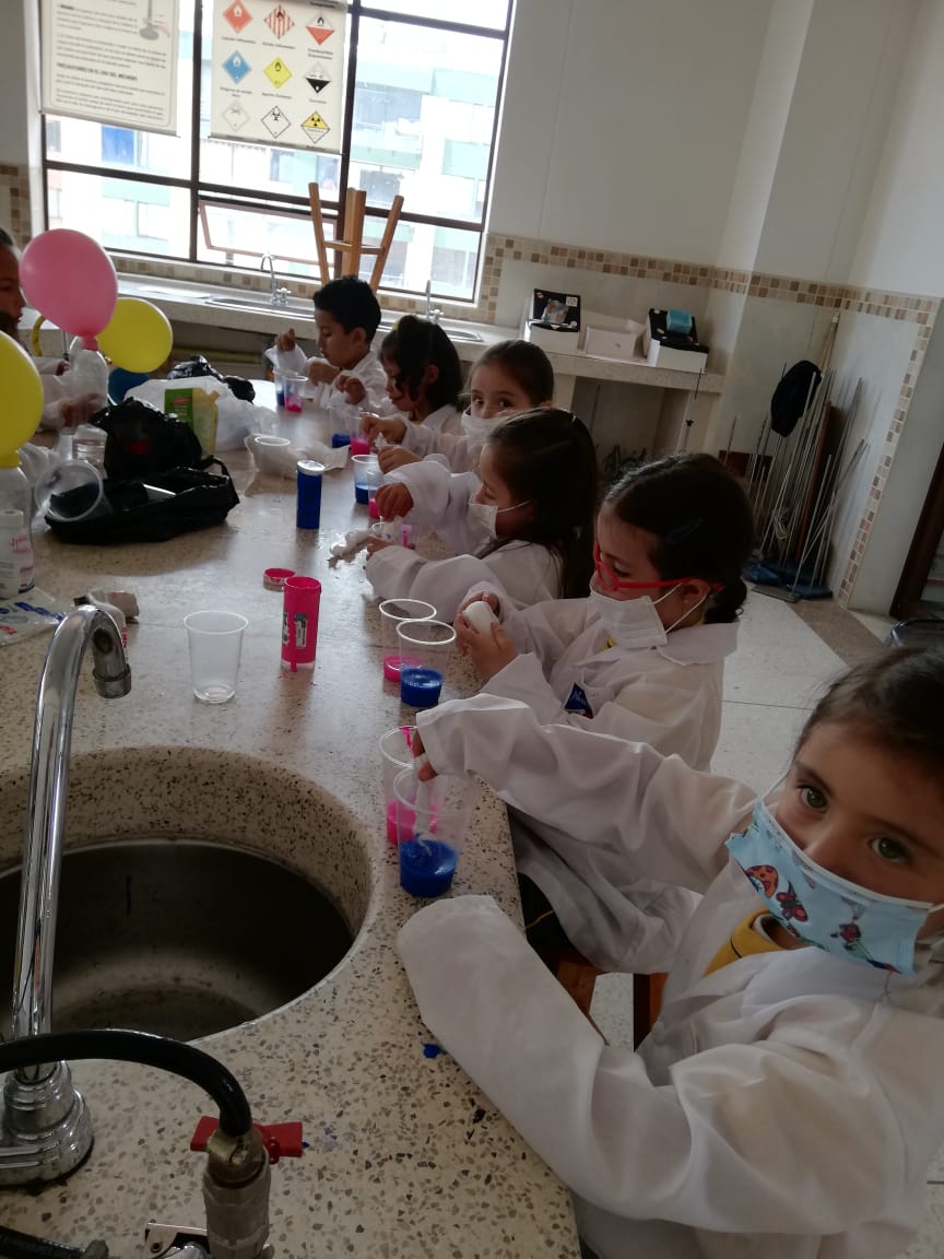 NazaretBta's tweet photo. Los pequeños de casa haciéndo experimentos... https://t.co/Le1lXGDFmy