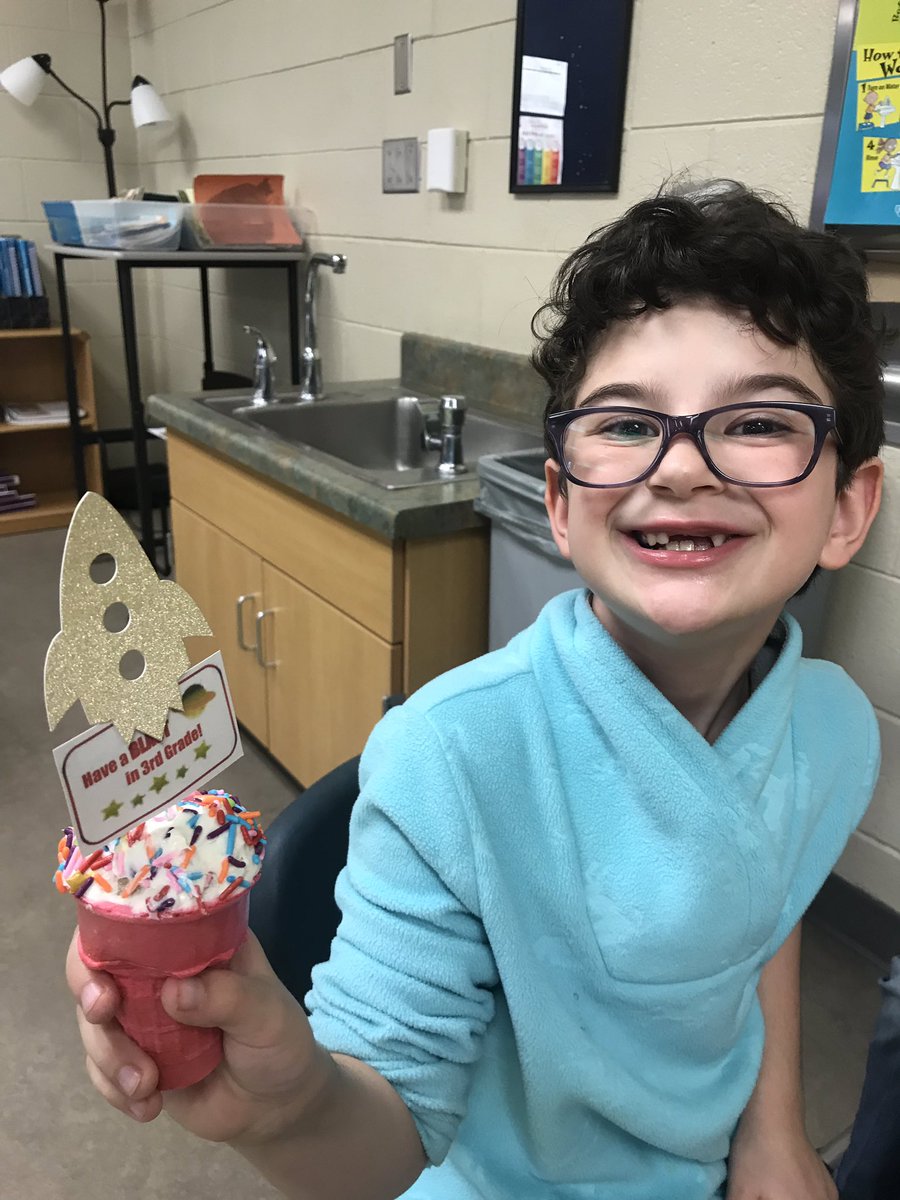 MrWebers_Class's tweet photo. What a treat....Having a Blast in Third Grade with homemade cupcake cones. Thank you @BethStai for baking and creating. The kids are enjoying them now, and elaborating about them in writing later. Fun food connections. @SDMAOnline @RH_Elementary https://t.co/ieU6m6b2aj