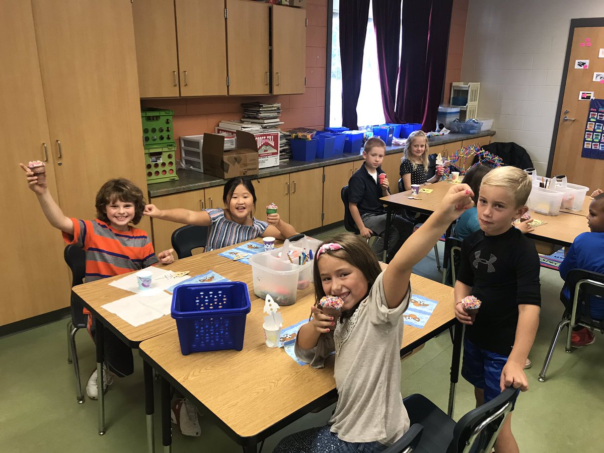 MrWebers_Class's tweet photo. What a treat....Having a Blast in Third Grade with homemade cupcake cones. Thank you @BethStai for baking and creating. The kids are enjoying them now, and elaborating about them in writing later. Fun food connections. @SDMAOnline @RH_Elementary https://t.co/ieU6m6b2aj