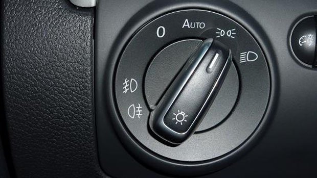 Volgens het <a href="/KNMI/">KNMI</a> is er vannacht en morgenochtend vroeg kans op mist in het noorden. Automatische aan/uit-schakelaars zien alleen licht en donker en geen mist! Draai (met de hand) minstens het dimlicht aan. Bij veel auto's branden de achterlichten niet. anwb.nl/auto/onderhoud…