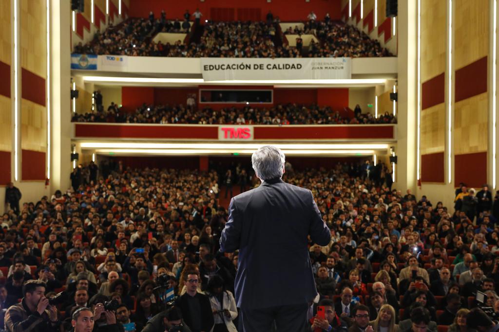 alferdez's tweet photo. Hay quienes piensan que la educación es un gasto. Para nosotros es una inversión a futuro para tener una sociedad con mejores ciudadanos.

Feliz día a los maestros y las maestras, que trabajan todos los días para hacerlo posible. https://t.co/RgjjChYztH