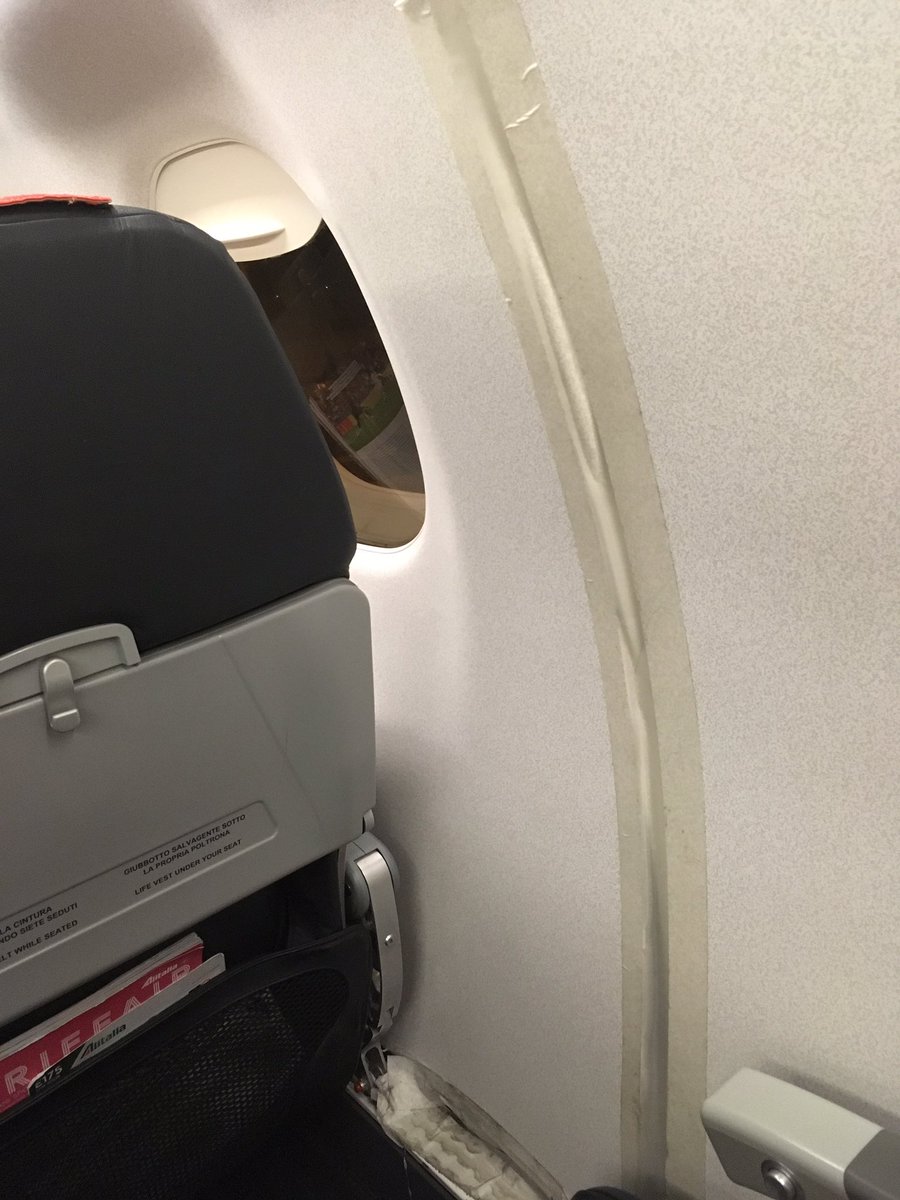 GuenaLG's tweet photo. En plus du retard faudra m’expliquer comment @Alitalia ose faire voyager ses passagers dans des avions si délabrés ?!? #quartmonde #quizzdelasecurite #coucouairline https://t.co/M4WrLgfht3