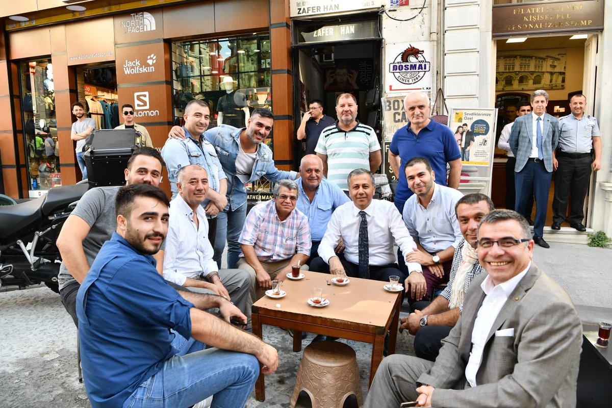 Güler yüzle ikram edilen 
bir bardak çaya 
kim hayır diyebilir ki... 

Sirkeci’deki komşu 
esnaflarımızla sohbet ettik.