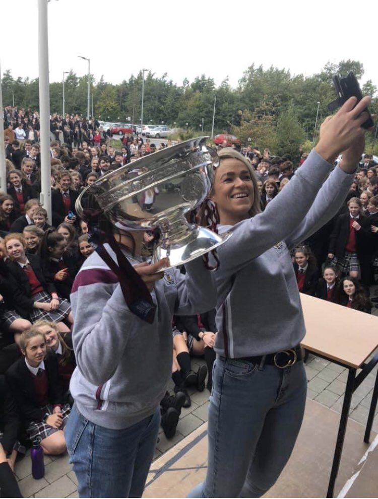 ClaregalwayColl's tweet image. Delighted to welcome Ms Ryan, Ms Donohue @wayneen22 and the O’Duffy Cup to CBC today @OfficialCamogie @GalwayCamogie96 #heroes #determination #bród