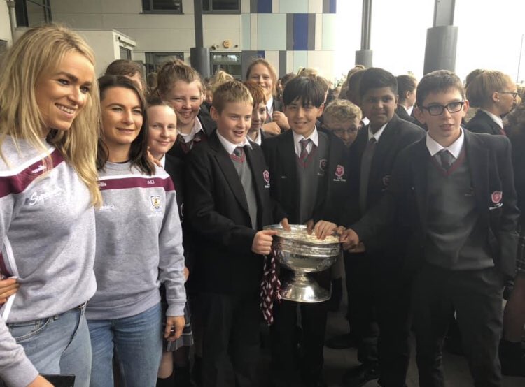 ClaregalwayColl's tweet image. Delighted to welcome Ms Ryan, Ms Donohue @wayneen22 and the O’Duffy Cup to CBC today @OfficialCamogie @GalwayCamogie96 #heroes #determination #bród