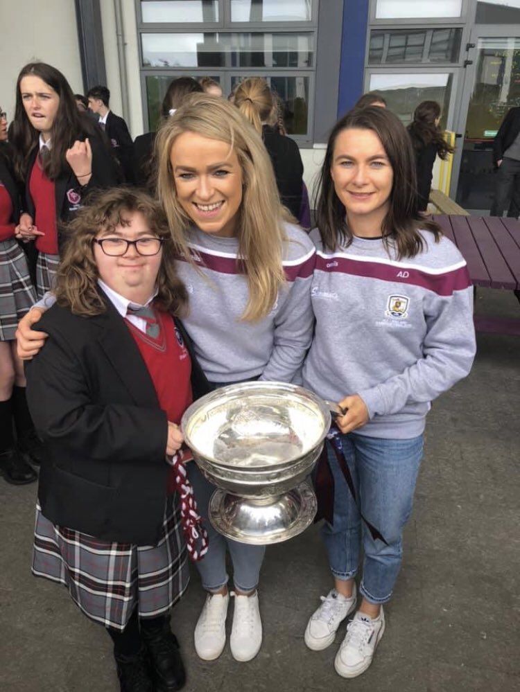 ClaregalwayColl's tweet image. Delighted to welcome Ms Ryan, Ms Donohue @wayneen22 and the O’Duffy Cup to CBC today @OfficialCamogie @GalwayCamogie96 #heroes #determination #bród