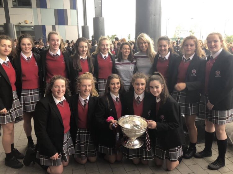 ClaregalwayColl's tweet image. Delighted to welcome Ms Ryan, Ms Donohue @wayneen22 and the O’Duffy Cup to CBC today @OfficialCamogie @GalwayCamogie96 #heroes #determination #bród