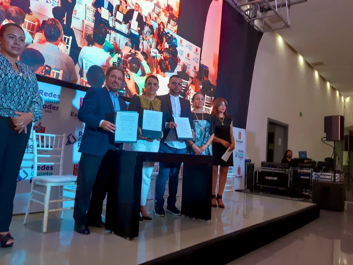 claraluzflores's tweet photo. Realizamos la Firma de convenio de colaboración entre @RQPidea y el Municipio de General Escobedo N.L. @gob_Escobedo, trabajando coordinadamente en una mejora continua para una mayor transparencia y atención ciudadana.
#Escobedo #Transparencia #CIACE https://t.co/4j3j8E41Ej