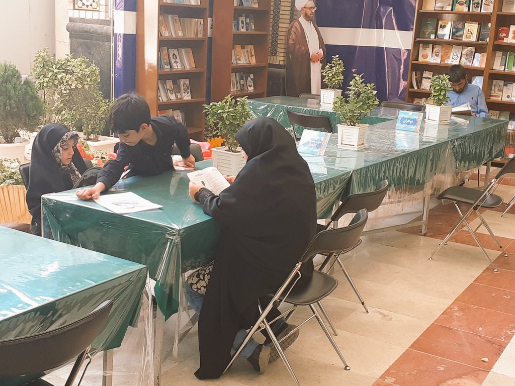 yeksetareh's tweet photo. داشت کتاب #هنر_دختر_بودن رو میخوند.
ذوق کردم و رفتم پیشش گفتم نظرت رو در موردش میگی؟
تا فهمید نویسندش منم بلند شد بغلم کرد، شمارمو گرفت، به دوستاش زنگ زد و گفت نویسندش باهام دوسته و الان پیشمه و با اونام صحبت کردم. https://t.co/AMZvpuTElt
