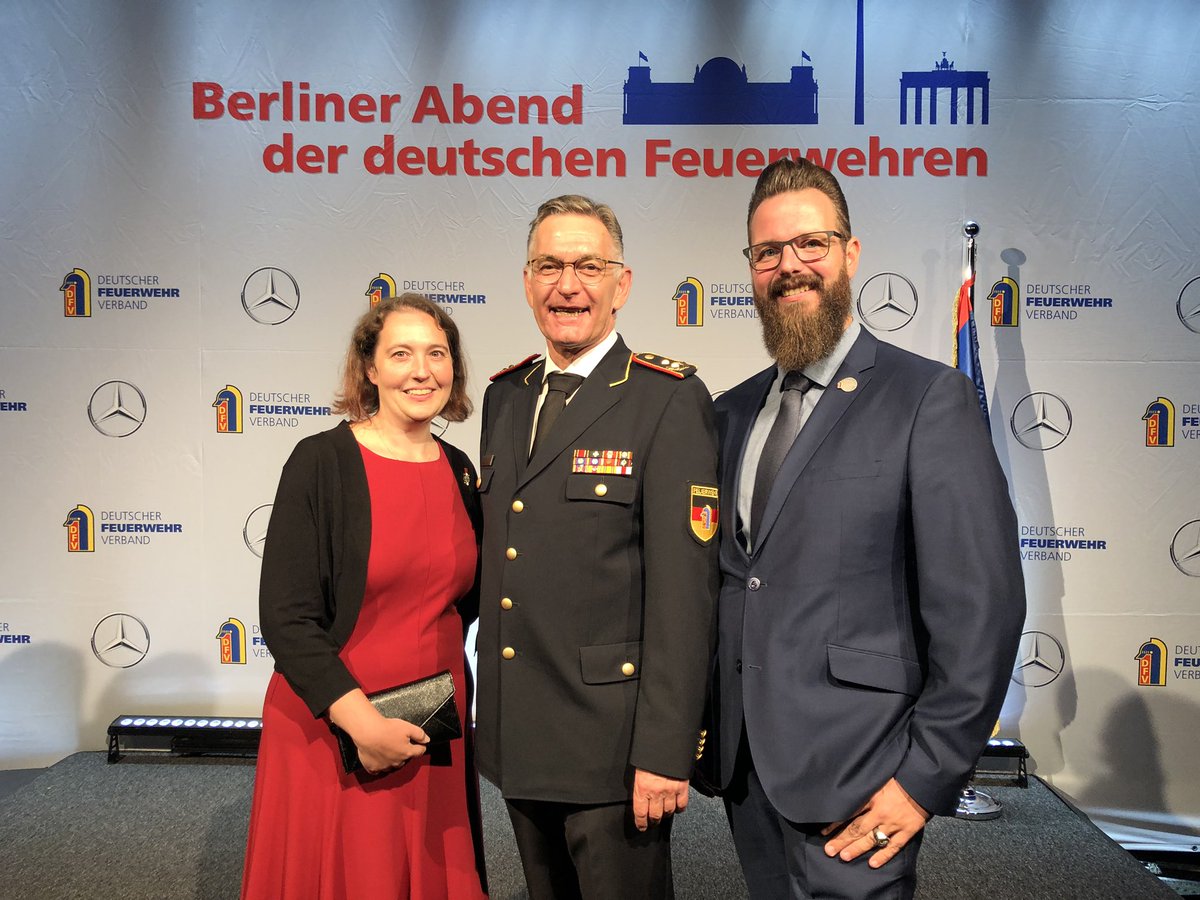 B_Vetter's tweet photo. #berlinerabend Wir haben viele Gespräche mit Feuerwehrvertretern und Abgeordneten führen können. Die #CrisCom-Themen Digitalisierung, interorganisationale und interdisziplinäre Zusammenarbeit, auch über Kreis- und Landesgrenzen hinweg, sind in aller Munde. Wir haben Lösungen! https://t.co/VzjJ7LV9el