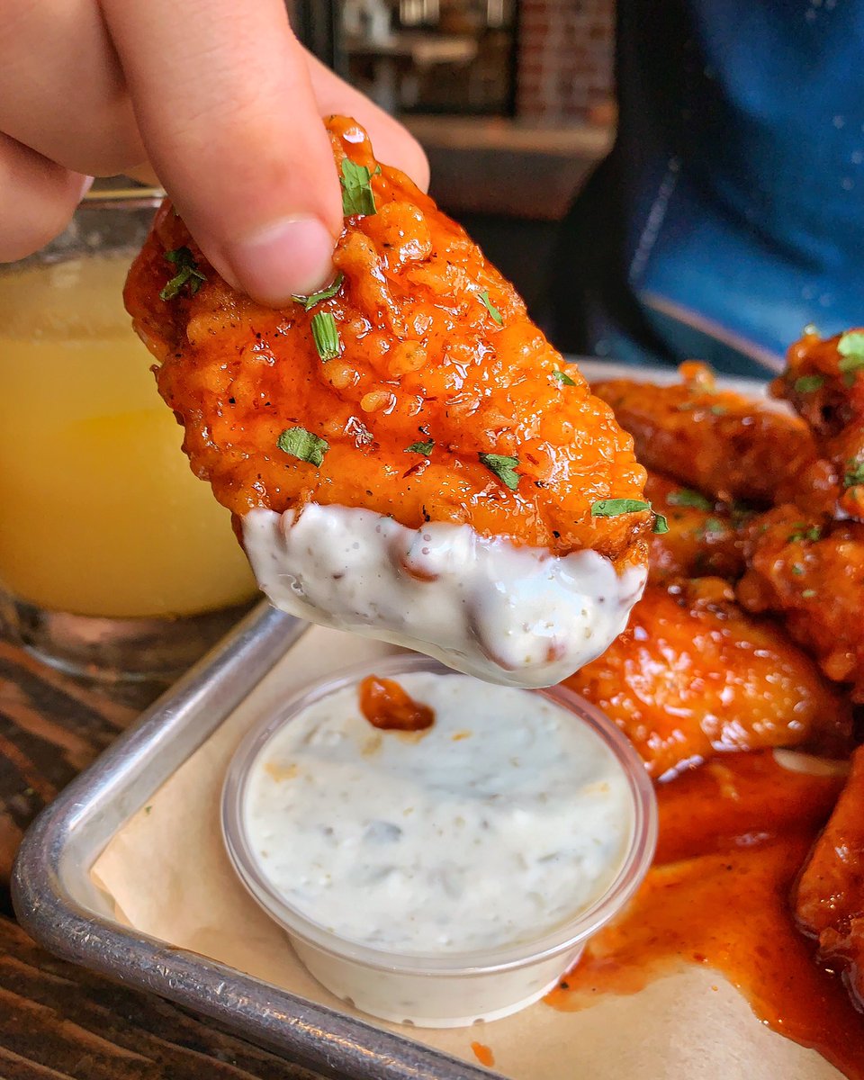 It’s Wednesday and we all know what that means! 😉 It’s time to get your share of wings and a cocktail because the weeks half way over! 🍗🥃🙌 #kingsrowpub