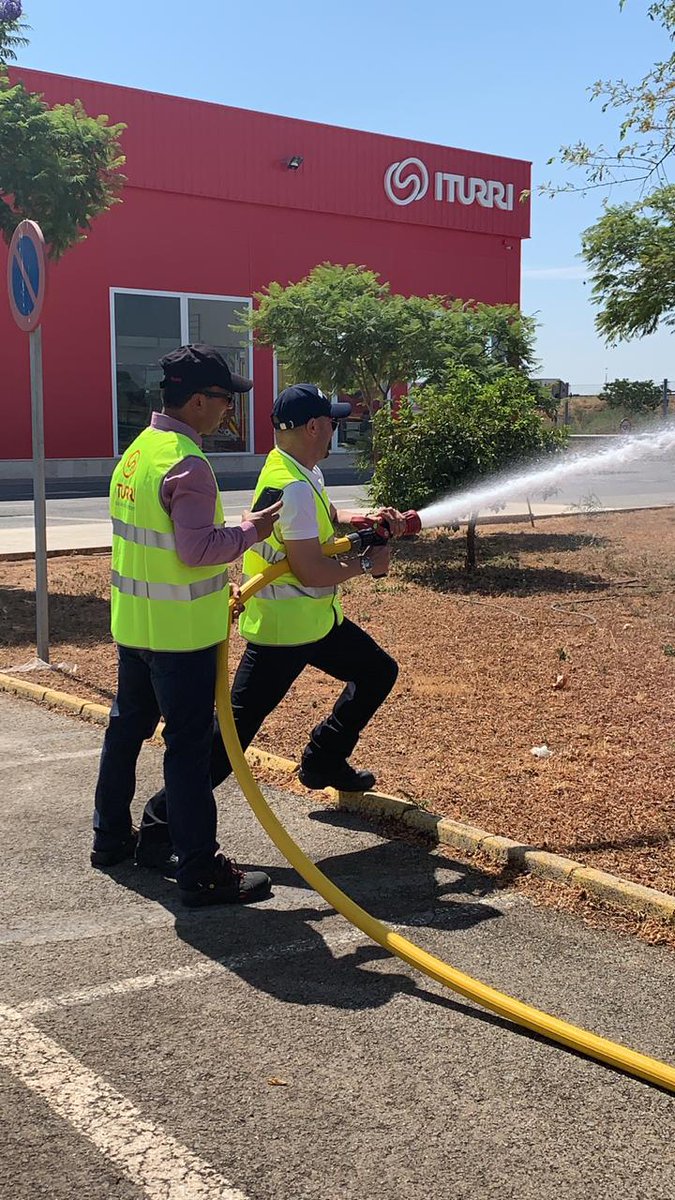 BOG_ELDORADO's tweet image. #ElDoradoInforma | 🚒 Estas dos máquinas de #Bomberos de última generación, están diseñadas para la extinción y el rescate en todos los terrenos de nuestro @BOG_ELDORADO. En estos momentos se encuentran en procesos de prueba en la fábrica de #Iturri en Sevilla, España. 🇪🇸