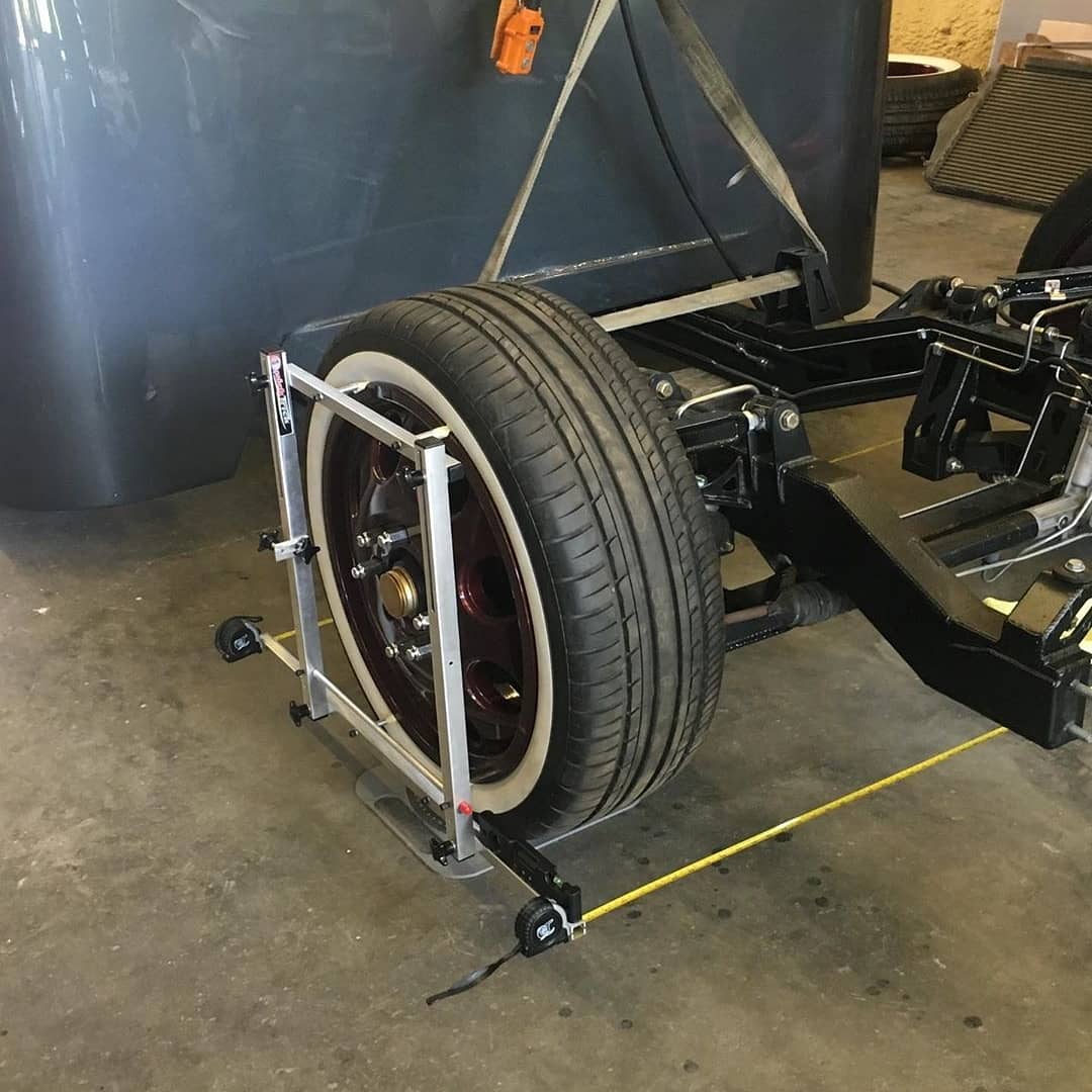QTAlignment's tweet image. #WheelWednesday
Another awesome build in progress for the #shakedowntosema tour, putting the #QuickTrickAlignment 90073 system to use. 
Repost from @popeyesrodshop -  Getting the front end lined up with the @quicktrickalignment kit. Awesome product and service from them. Good th.