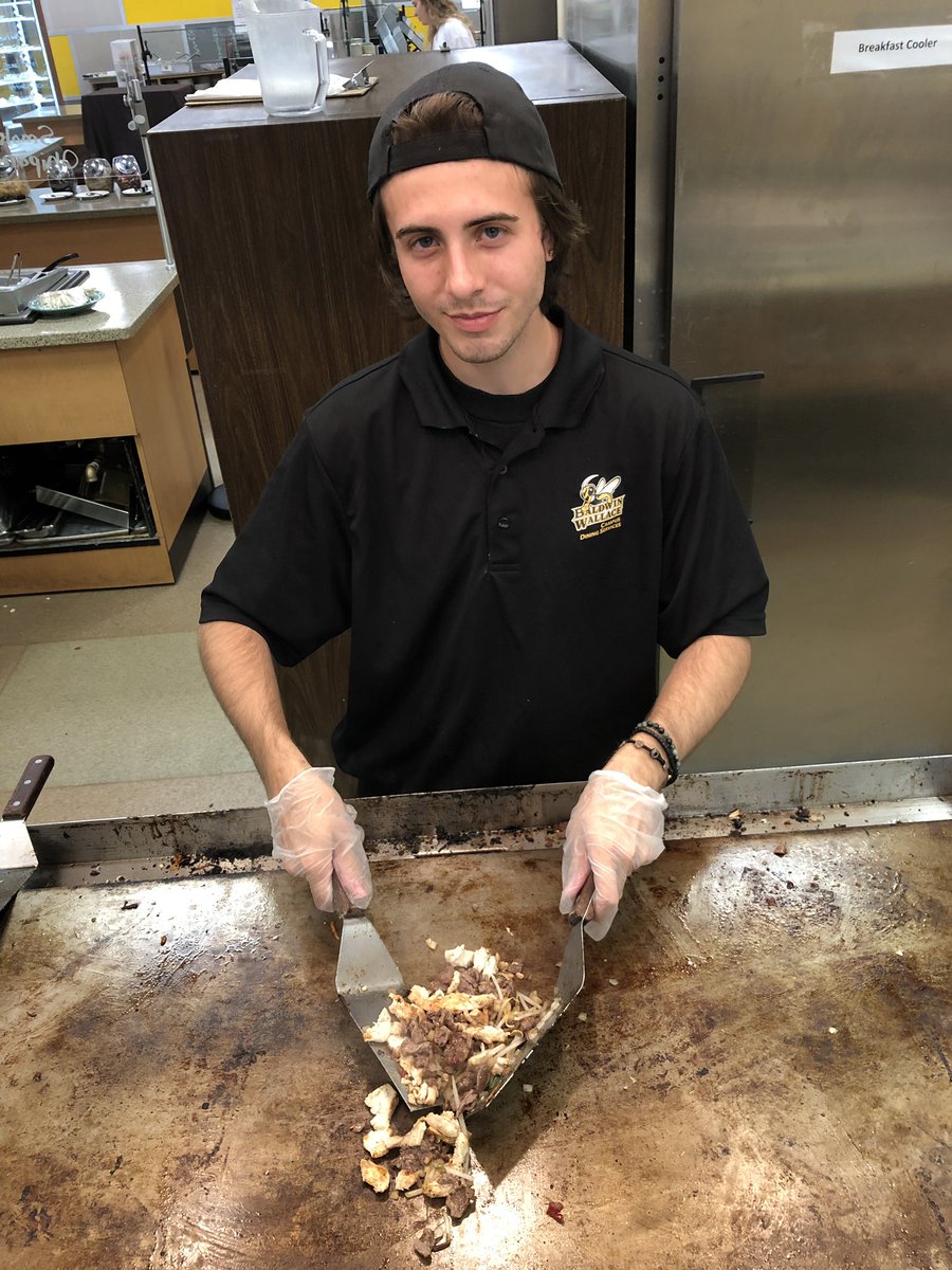 BW_Dining's tweet photo. Casey is cooking up some veggies tonight at the Mongolian grill! https://t.co/qiCb25vzRk