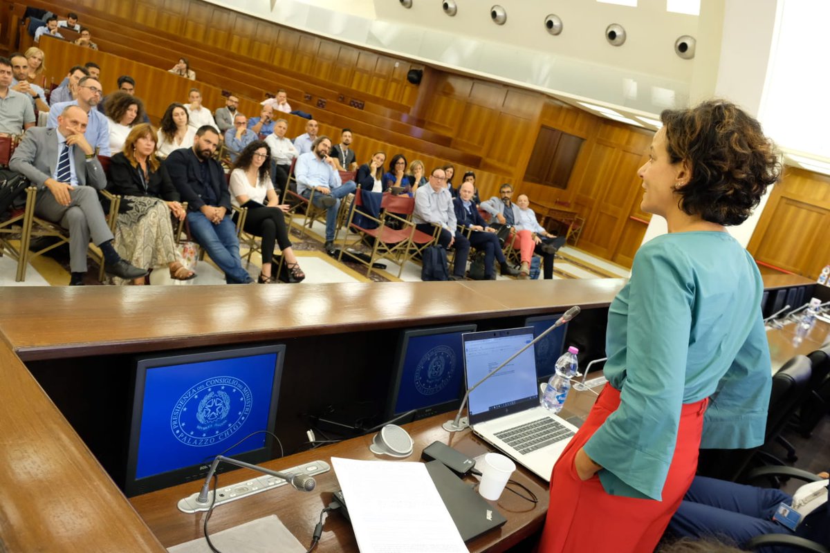 PaolaPisano77's tweet photo. Prima riunione strategica e di visione con il team del Ministero dell'Innovazione. Lavoreremo per obiettivi, monitoreremo i risultati, ma saremo creativi nelle soluzioni. Siamo pronti a continuare il lavoro per un paese, che sono certa, cambierà sempre in meglio @teamdigitaleIT https://t.co/tA6YlF9Ggk