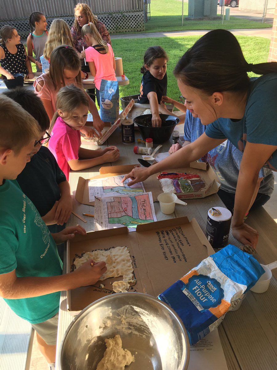 ashack04's tweet photo. We had a great time making salt maps of the Ark regions this morning. Thank you to our volunteers! @renaelementary @RenaPta @JoyceGSanders1 https://t.co/16aDJLxQMH