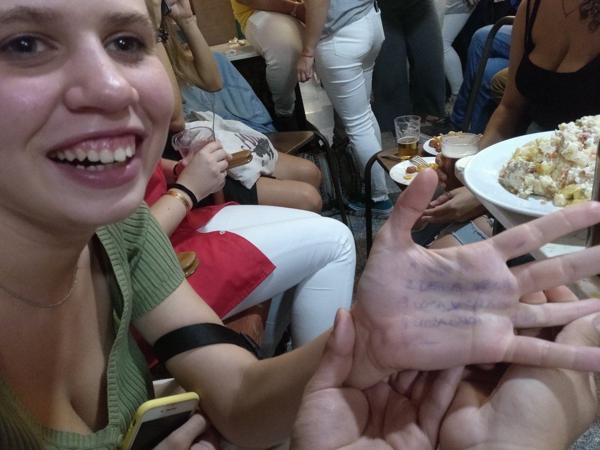 GCastellers's tweet photo. Apuntarse en la mano las posiciones de la actuación de hoy cual chuleta es muy de #ZPNT
#Diada19 #Castellers https://t.co/SLwEPE3nnL
