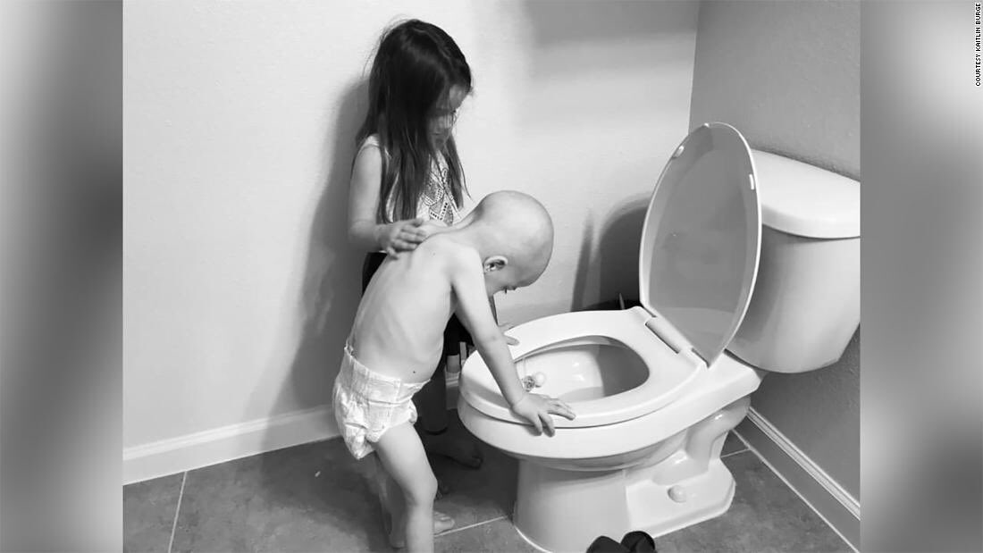 xavieraldekoa's tweet photo. Esta foto es una navajazo en el alma.

Una madre fotografía a su hija de 5 años mientras ayuda a su hermano, de 4 años y enfermo de cáncer. 

Aquí la historia: https://t.co/DQhnvaG4vn (la madre quería concienciar sobre el impacto del cáncer infantil en toda la familia) https://t.co/RDjzqZnA3j
