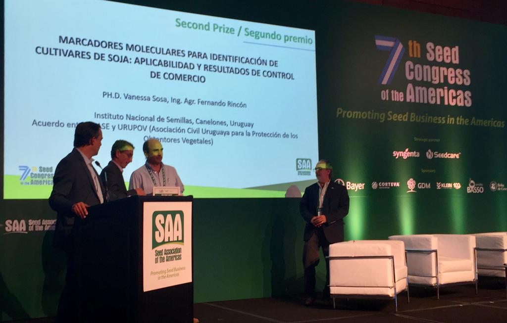 SAA__seed's tweet photo. Rodolfo Fonseca de Anaprose e integrante de la Directiva de INASE de Uruguay recibió el segundo premio en Innovation Floor de Bayer de manos del presidente de @SAA__seed Scott Horner. #SAACongress2019 #SeedCongress2019 #SAASeed2019 https://t.co/tZaUriGYQh