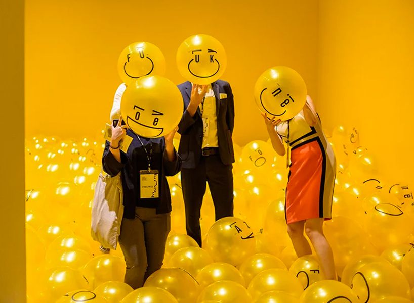 kissmiklos pays homage to the first smiley face with 'emogram' installation in south korea
designboom.com/art/kissmiklos…