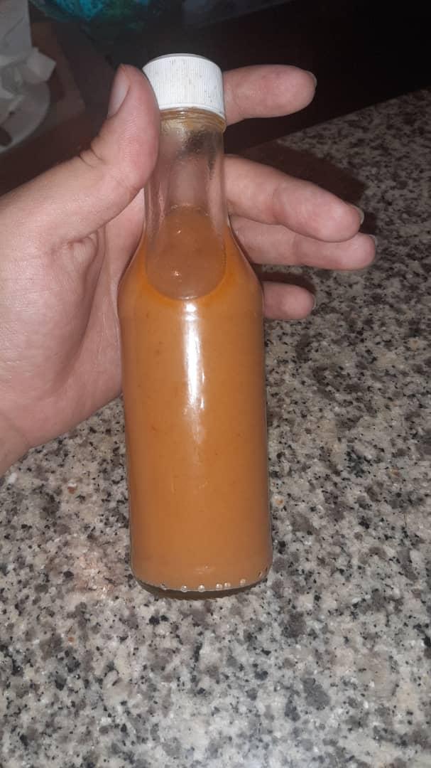 picanticook's tweet image. Emprendi este proyecto bajo condiciones difíciles (vivo en venezuela) y poco a poco va agarrando forma! La salsa más picante con un Ají traído de la India (bhut jolokia) toda una aventura! Regálenme un RT para la buena suerte🖤🔥