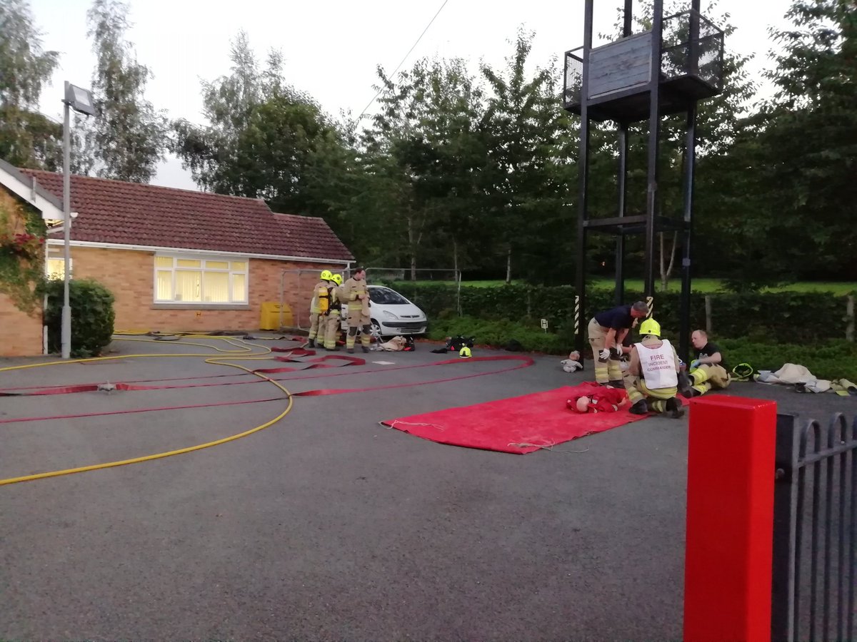 MontyFireSTN's tweet photo. During drill tonight we had a farm workshop on fire scenario with acetylene cylinders involved and person reported with FF Bowles in charge ready for his ICS practical assessment up in Sennybridge, great work by everyone, also new recruits got hands on with casualty care 👍 https://t.co/CnS3wW0DUz
