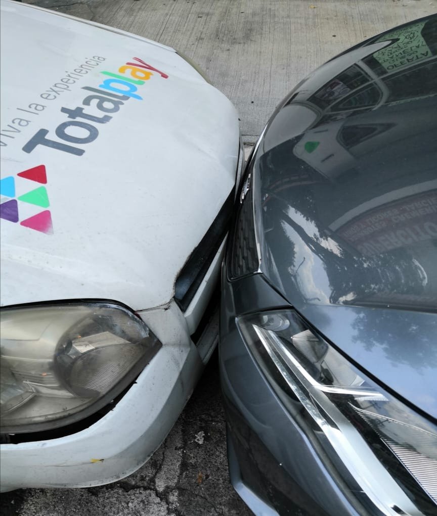 georgeclunico's tweet photo. @totalplaymx tus operadores obstruyendo paso al coche de mi esposa, aunque se dan cuenta no hacen nada, prefieren ignorarla ¿por que es mujer? .. #PesimoServicio #NoTotalPlay https://t.co/pl8VNKtyNh