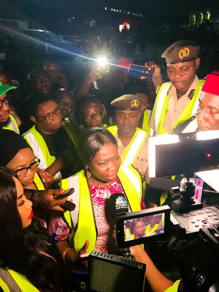 cbngov_akin1's tweet image. PHOTOS:
The Chairman/CEO of Nigerians in Diaspora Commission, Hon. Abike Dabiri-Erewa while receiving the 187
Nigerians from South Africa tonight in Lagos. 
#XenophobiaInSouthAfrica 
#XenophobicAttacks