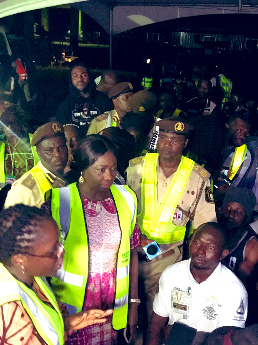 cbngov_akin1's tweet image. PHOTOS:
The Chairman/CEO of Nigerians in Diaspora Commission, Hon. Abike Dabiri-Erewa while receiving the 187
Nigerians from South Africa tonight in Lagos. 
#XenophobiaInSouthAfrica 
#XenophobicAttacks