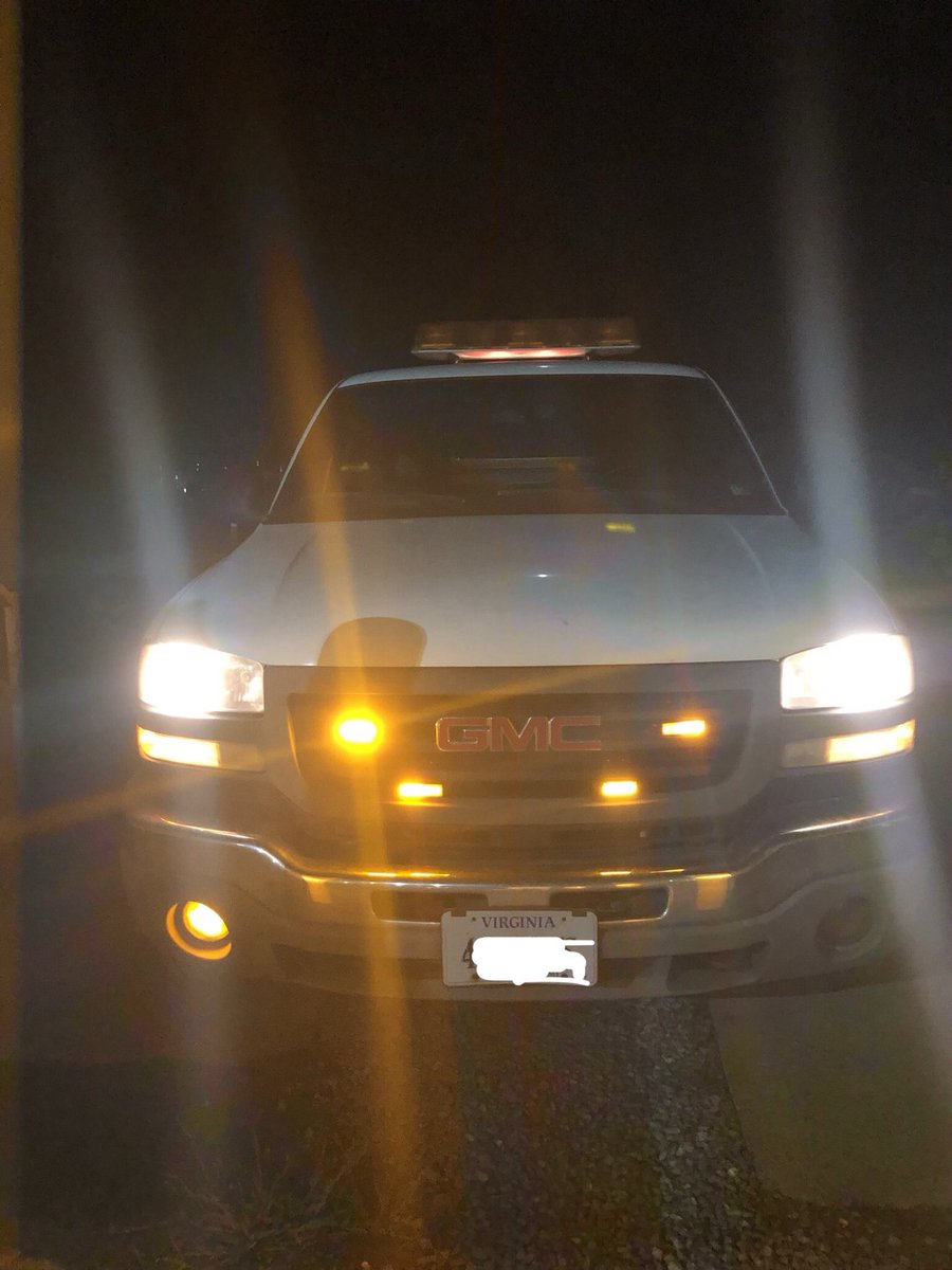 mr_Alvares's tweet image. 2 cars pulled over because I had my traffic lights on 😂😂😂🤷🏽‍♂️ #LearnTheRules #DMVDriving #BurningTheMidnightOil