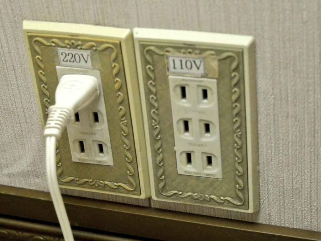 Twitter 上的 Tpdn ちなみに朝鮮 高麗ホテル のコンセントは形同じで電圧違うやつだったりする T Co 3zbigz5wn0 Twitter